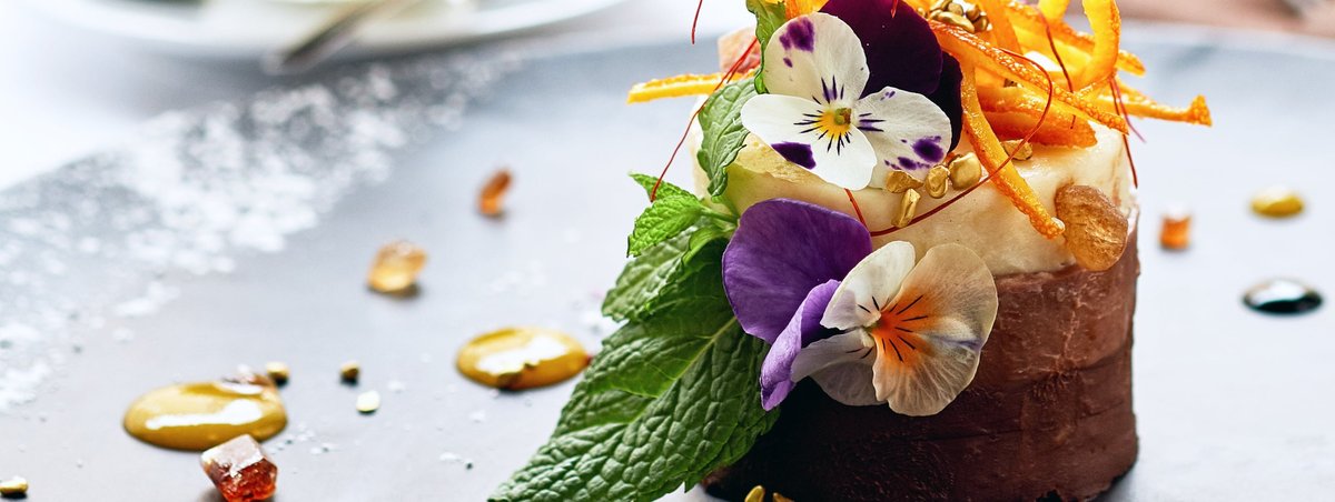 Schokoladenkuchen mit Blumen und Obst Dekoration | Green Glasses Catering